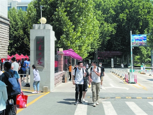 考生参加山东大学综合评价招生考试后走出考场(资料图)
